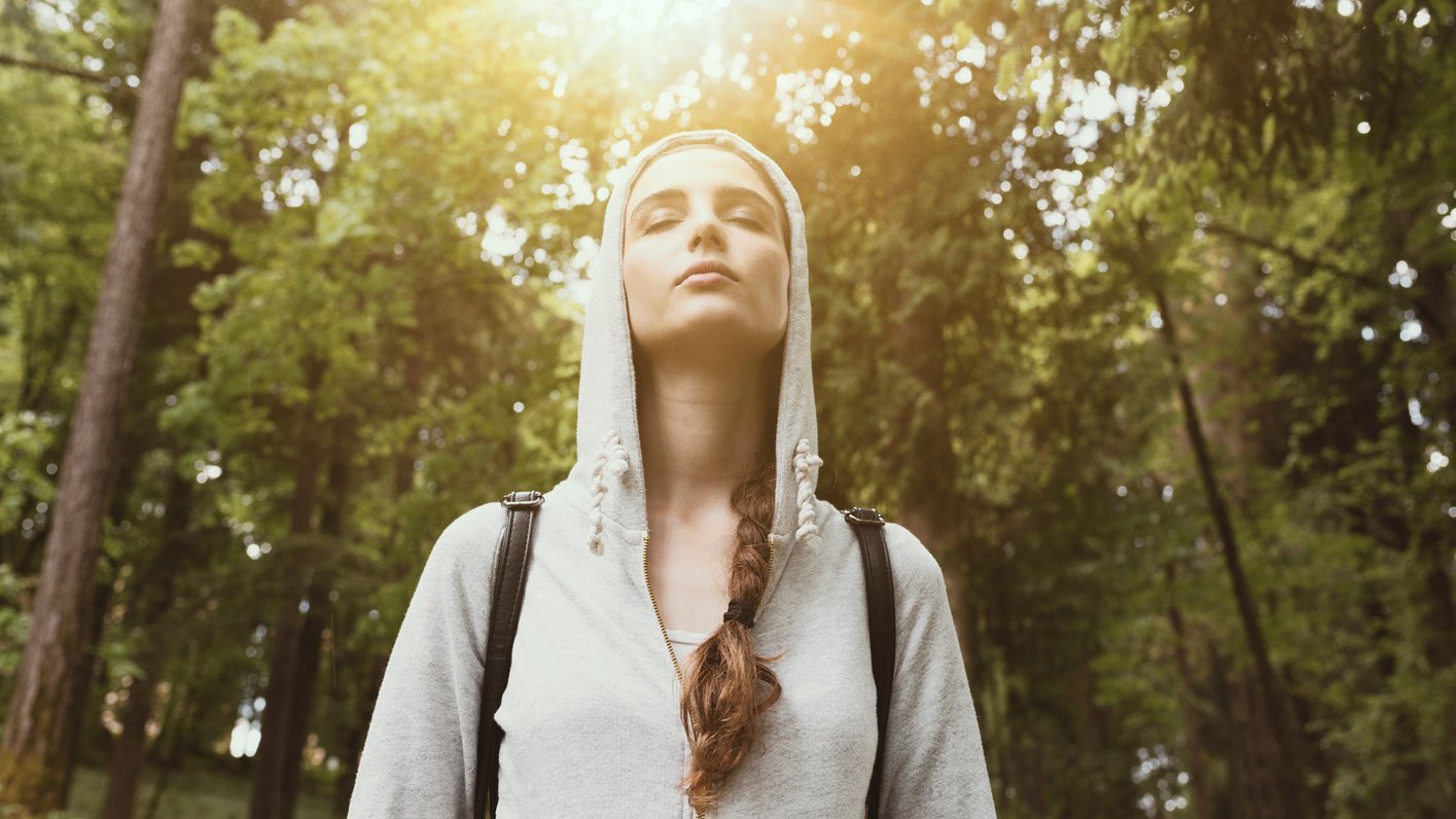 Walking outdoors and mindfulness